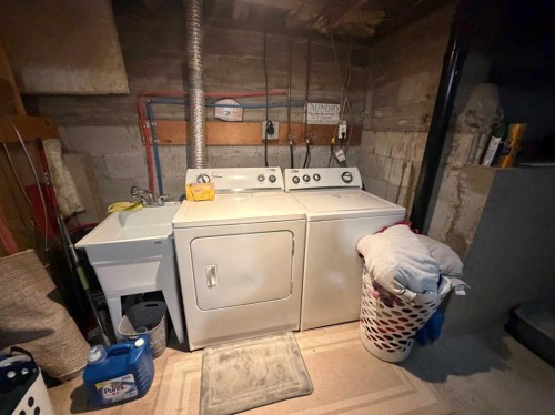 97 Villa Street, Drumheller, AB - Indoor Photo Showing Laundry Room