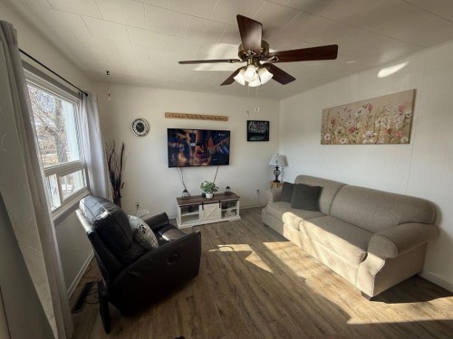 97 Villa Street, Drumheller, AB - Indoor Photo Showing Living Room