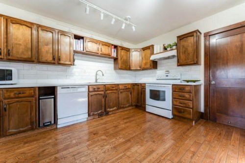 618 5 Street East, Drumheller, AB - Indoor Photo Showing Kitchen
