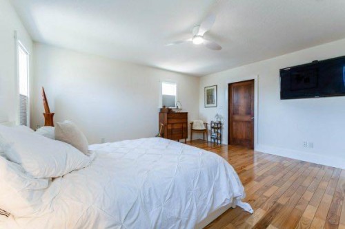618 5 Street East, Drumheller, AB - Indoor Photo Showing Bedroom