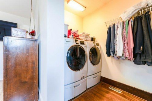 618 5 Street East, Drumheller, AB - Indoor Photo Showing Laundry Room