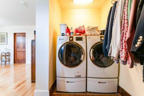 618 5 Street East, Drumheller, AB - Indoor Photo Showing Laundry Room