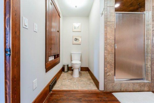 618 5 Street East, Drumheller, AB - Indoor Photo Showing Bathroom