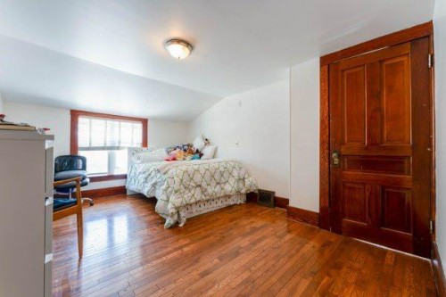 618 5 Street East, Drumheller, AB - Indoor Photo Showing Bedroom