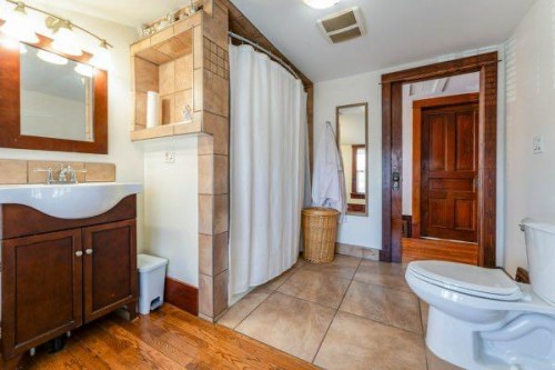 618 5 Street East, Drumheller, AB - Indoor Photo Showing Bathroom