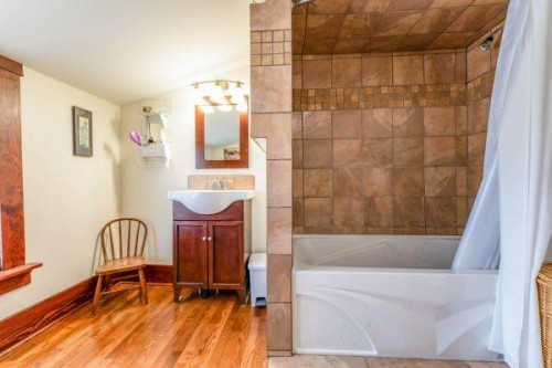 618 5 Street East, Drumheller, AB - Indoor Photo Showing Bathroom