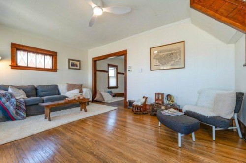 618 5 Street East, Drumheller, AB - Indoor Photo Showing Living Room