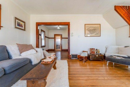 618 5 Street East, Drumheller, AB - Indoor Photo Showing Living Room