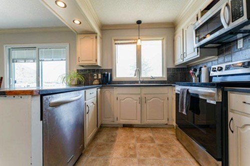 25 Park Place, Drumheller, AB - Indoor Photo Showing Kitchen