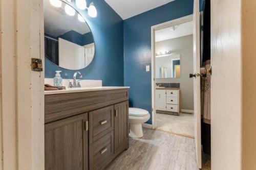 25 Park Place, Drumheller, AB - Indoor Photo Showing Bathroom