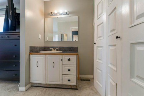 25 Park Place, Drumheller, AB - Indoor Photo Showing Bathroom
