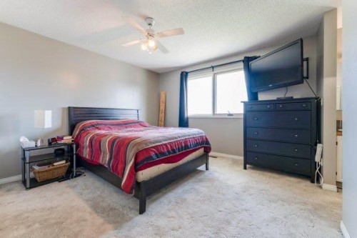 25 Park Place, Drumheller, AB - Indoor Photo Showing Bedroom