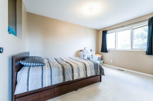 25 Park Place, Drumheller, AB - Indoor Photo Showing Bedroom