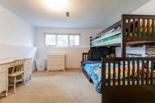 25 Park Place, Drumheller, AB - Indoor Photo Showing Bedroom