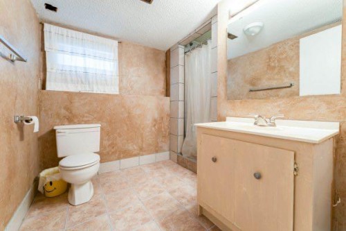 25 Park Place, Drumheller, AB - Indoor Photo Showing Bathroom