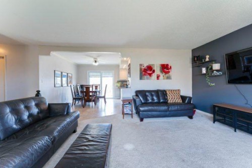 25 Park Place, Drumheller, AB - Indoor Photo Showing Living Room