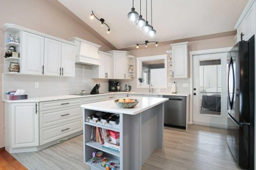 75 Upland, Brooks, AB - Indoor Photo Showing Kitchen With Upgraded Kitchen