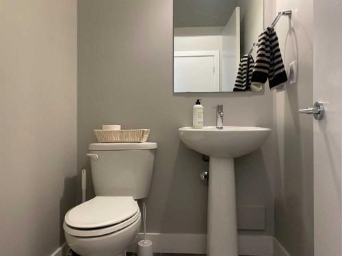 959 Miners Boulevard West, Lethbridge, AB - Indoor Photo Showing Bathroom