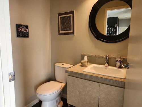 2070 Newcastle Trail, Drumheller, AB - Indoor Photo Showing Bathroom