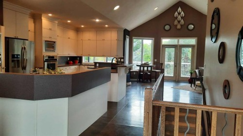 2070 Newcastle Trail, Drumheller, AB - Indoor Photo Showing Kitchen