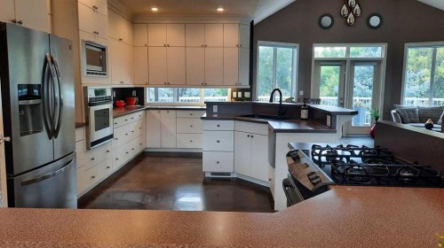 2070 Newcastle Trail, Drumheller, AB - Indoor Photo Showing Kitchen