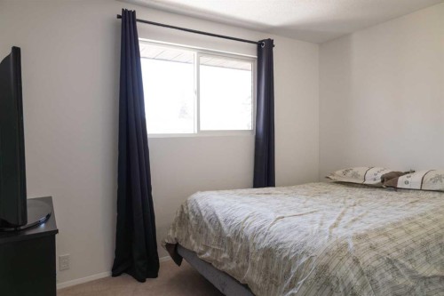 283 Abinger Crescent Ne, Calgary, AB - Indoor Photo Showing Bedroom