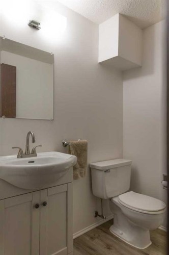 283 Abinger Crescent Ne, Calgary, AB - Indoor Photo Showing Bathroom