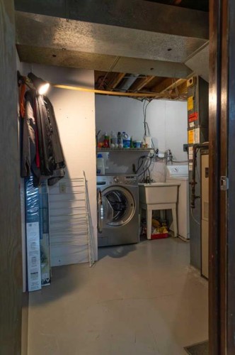 283 Abinger Crescent Ne, Calgary, AB - Indoor Photo Showing Laundry Room