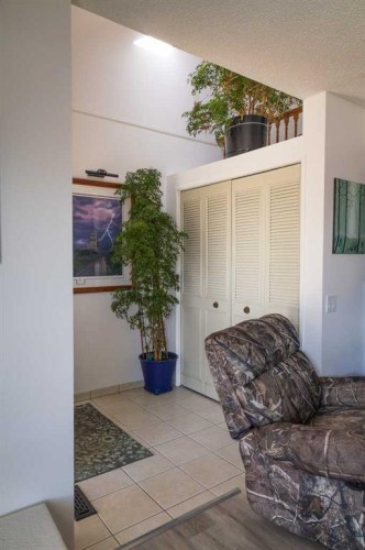 283 Abinger Crescent Ne, Calgary, AB - Indoor Photo Showing Other Room