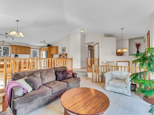 99 Greystone Close, Brooks, AB - Indoor Photo Showing Living Room