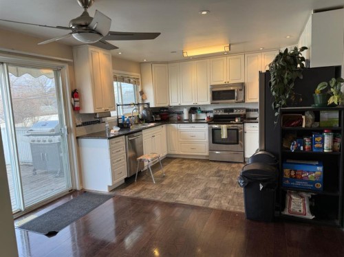 706 2 Street Se, Drumheller, AB - Indoor Photo Showing Kitchen