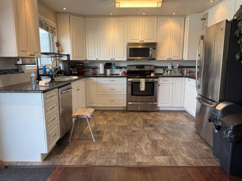 706 2 Street Se, Drumheller, AB - Indoor Photo Showing Kitchen