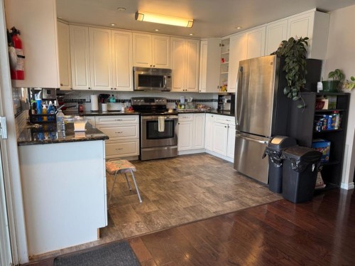 706 2 Street Se, Drumheller, AB - Indoor Photo Showing Kitchen
