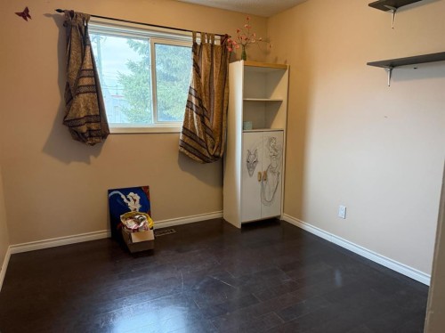 706 2 Street Se, Drumheller, AB - Indoor Photo Showing Other Room
