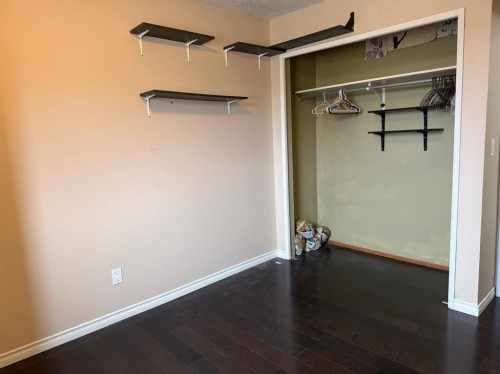 706 2 Street Se, Drumheller, AB - Indoor Photo Showing Other Room