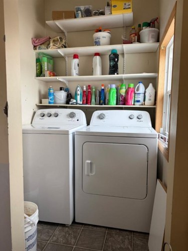 706 2 Street Se, Drumheller, AB - Indoor Photo Showing Laundry Room