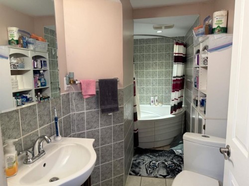 706 2 Street Se, Drumheller, AB - Indoor Photo Showing Bathroom