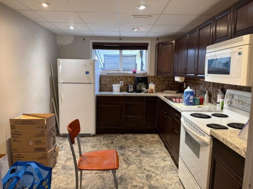 706 2 Street Se, Drumheller, AB - Indoor Photo Showing Kitchen