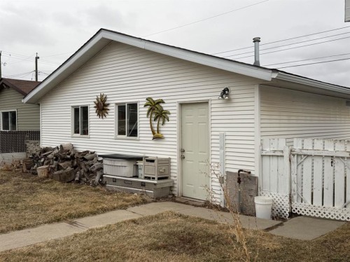 706 2 Street Se, Drumheller, AB - Outdoor With Exterior