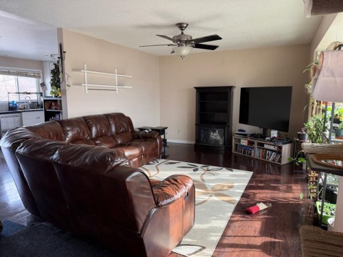 706 2 Street Se, Drumheller, AB - Indoor Photo Showing Living Room