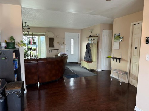 706 2 Street Se, Drumheller, AB - Indoor Photo Showing Other Room