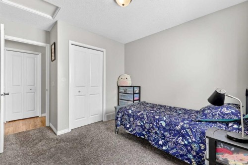 76 Crystalridge Crescent, Okotoks, AB - Indoor Photo Showing Bedroom
