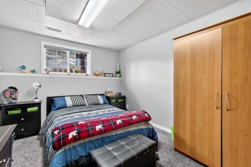 76 Crystalridge Crescent, Okotoks, AB - Indoor Photo Showing Bedroom