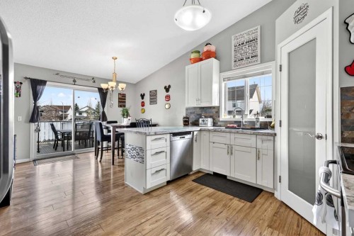 76 Crystalridge Crescent, Okotoks, AB - Indoor Photo Showing Kitchen