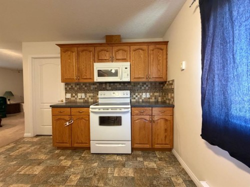 765 Excelsior Avenue, Drumheller, AB - Indoor Photo Showing Kitchen