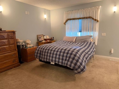 765 Excelsior Avenue, Drumheller, AB - Indoor Photo Showing Bedroom