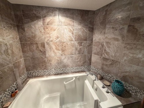 765 Excelsior Avenue, Drumheller, AB - Indoor Photo Showing Bathroom