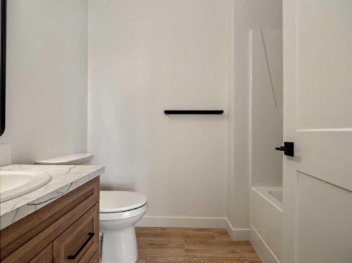 7042 48 Street, Taber, AB - Indoor Photo Showing Bathroom