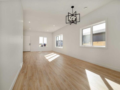 7042 48 Street, Taber, AB - Indoor Photo Showing Other Room