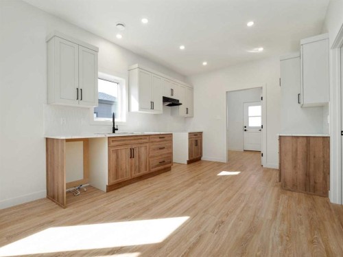 7042 48 Street, Taber, AB - Indoor Photo Showing Kitchen